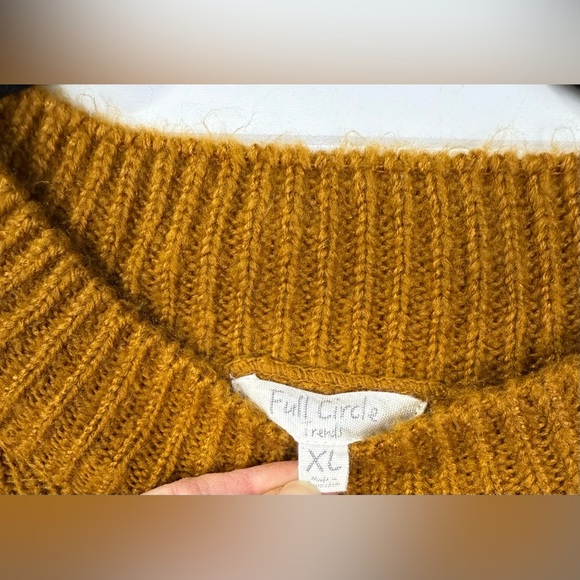 Full Circle Trends cropped striped sweater. Size XL - Picture 3 of 4